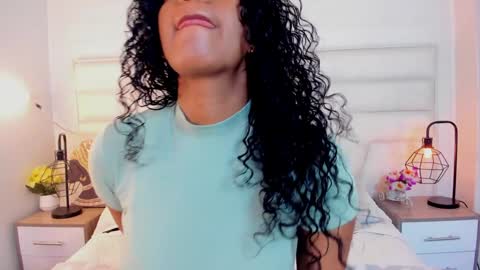 Snapshot of ellie_alves chatting on December 16, 3:11 pm Ellie online show from December 16, 3:11 pm
