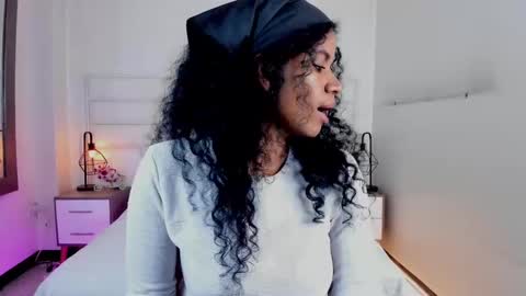 Snapshot of ellie_alves chatting on February 18, 1:00 pm Ellie online show from February 18, 1:00 pm