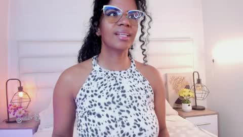 Snapshot of ellie_alves chatting on December 5, 3:17 pm Ellie online show from December 5, 3:17 pm