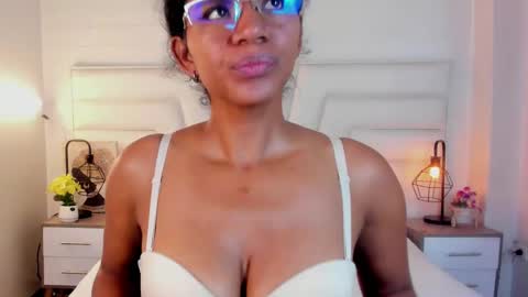 Snapshot of ellie_alves chatting on February 9, 2:40 pm Ellie online show from February 9, 2:40 pm