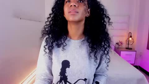 Snapshot of ellie_alves chatting on February 25, 12:05 pm Ellie online show from February 25, 12:05 pm
