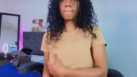 Snapshot of ellie_alves chatting on September 9, 1:33 pm Ellie online show from September 9, 1:33 pm