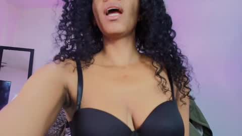 Snapshot of ellie_alves chatting on September 22, 12:47 pm Ellie online show from September 22, 12:47 pm