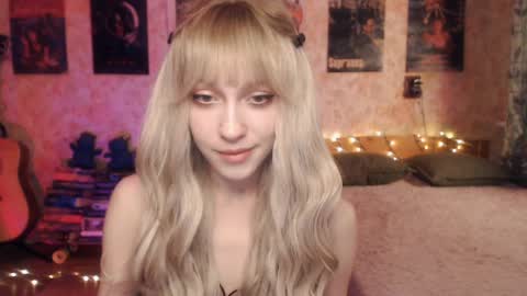 Snapshot of ellie_friendly chatting on January 23, 11:15 pm ellie_friendly online show from January 23, 11:15 pm