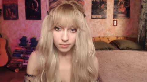 Snapshot of ellie_friendly chatting on February 20, 12:15 pm ellie_friendly online show from February 20, 12:15 pm
