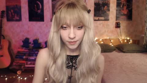 Snapshot of ellie_friendly chatting on January 27, 11:33 pm ellie_friendly online show from January 27, 11:33 pm