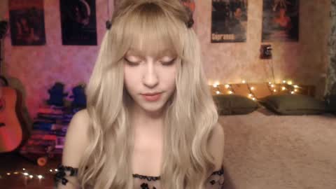 Snapshot of ellie_friendly chatting on January 26, 12:16 am ellie_friendly online show from January 26, 12:16 am