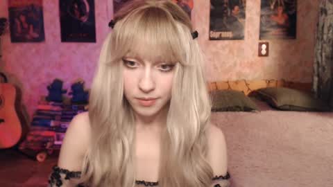 Snapshot of ellie_friendly chatting on February 4, 12:11 pm ellie_friendly online show from February 4, 12:11 pm