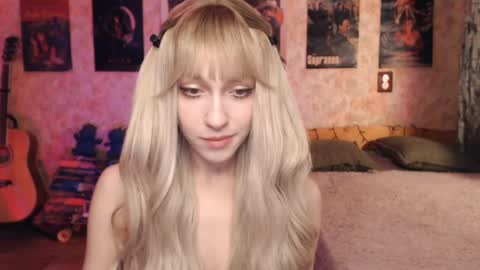 Snapshot of ellie_friendly chatting on February 2, 12:09 am ellie_friendly online show from February 2, 12:09 am