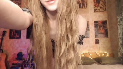 Snapshot of ellie_friendly chatting on December 12, 12:16 am ellie_friendly online show from December 12, 12:16 am