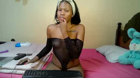 Snapshot of elllanna chatting on September 26, 1:03 am elllanna online show from September 26, 1:03 am