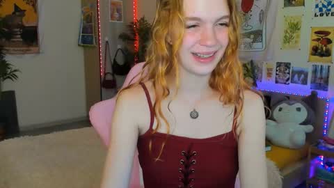 Snapshot of elly_milas chatting on September 14, 7:17 am Elly Fansly online show from September 14, 7:17 am