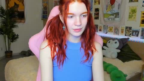 Snapshot of elly_milas chatting on December 2, 7:10 am Elly Fansly online show from December 2, 7:10 am