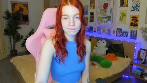 Snapshot of elly_milas chatting on December 21, 6:30 am Elly Fansly online show from December 21, 6:30 am