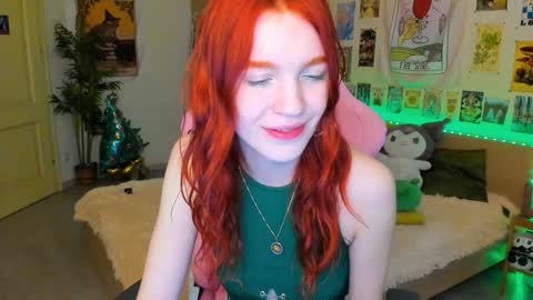 Snapshot of elly_milas chatting on January 7, 10:01 am Elly Fansly online show from January 7, 10:01 am
