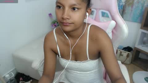 Snapshot of elly_willis chatting on February 24, 12:27 am Elly online show from February 24, 12:27 am