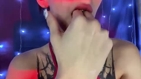 Evelyn online show from December 13, 7:53 pm