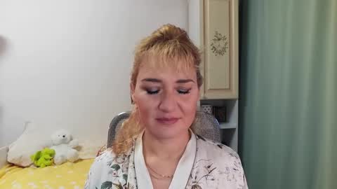 Elvira online show from December 2, 7:10 am