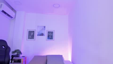 emelie_89 online show from February 11, 12:15 pm