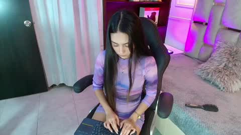 Snapshot of emelie_ch_ chatting on January 5, 12:42 am Emily  online show from January 5, 12:42 am