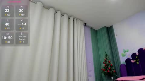 Snapshot of emelyross_ chatting on December 19, 12:34 am emely ross online show from December 19, 12:34 am