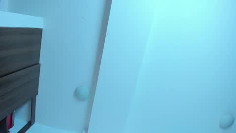 Snapshot of emiily15_ chatting on February 18, 6:39 pm Emi online show from February 18, 6:39 pm