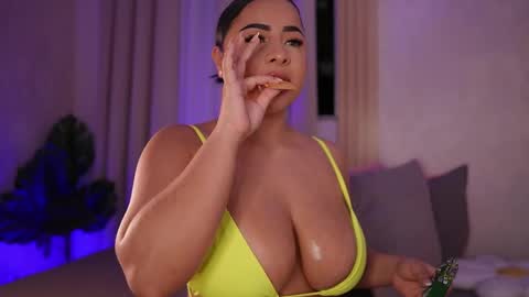 Snapshot of emiily_bell chatting on February 27, 11:37 pm online show from February 27, 11:37 pm