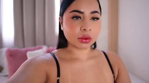 Snapshot of emiily_bell chatting on January 30, 1:53 pm online show from January 30, 1:53 pm