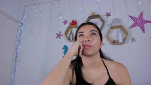 Snapshot of emiily_parkerr chatting on December 6, 3:08 am Emily online show from December 6, 3:08 am