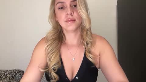 emilelovesyou online show from November 11, 6:09 am