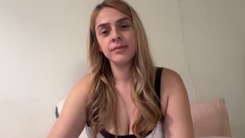 Snapshot of emilelovesyou chatting on October 2, 5:34 am emilelovesyou online show from October 2, 5:34 am