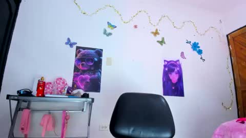 Snapshot of emilly_coper18 chatting on February 15, 12:33 pm emily online show from February 15, 12:33 pm