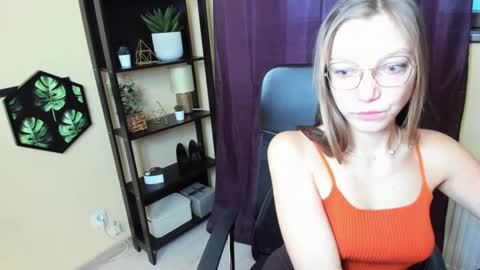 Snapshot of emilly_xkiss chatting on February 6, 6:29 am Emilly online show from February 6, 6:29 am