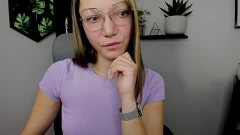 Snapshot of emilly_xkiss chatting on December 14, 8:34 am Emilly online show from December 14, 8:34 am