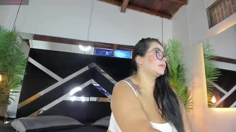 Snapshot of emily18__ chatting on March 8, 11:03 am Emily online show from March 8, 11:03 am