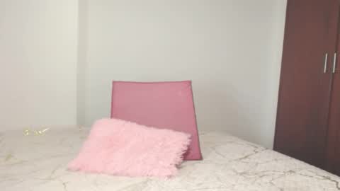 Snapshot of emily_414 chatting on February 18, 12:26 am Dayana online show from February 18, 12:26 am
