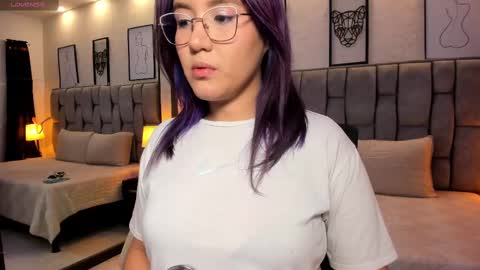 Snapshot of emily_5weet chatting on February 23, 4:11 am Emily online show from February 23, 4:11 am