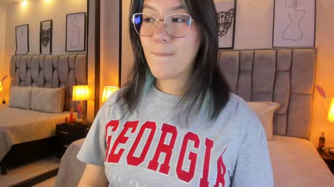 Snapshot of emily_5weet chatting on December 4, 3:15 am Emily online show from December 4, 3:15 am