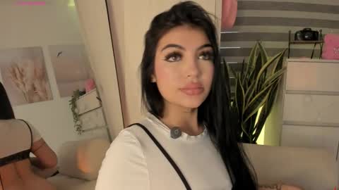 EmilyKenner  Independent model  online show from February 7, 11:47 am