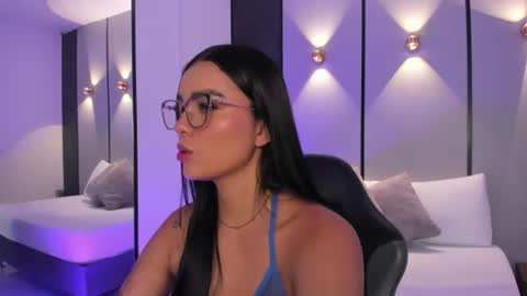 emily_tolson online show from June 22, 9:45 pm