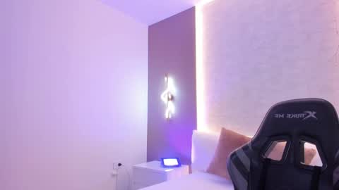 emily_tolson online show from March 17, 7:40 pm