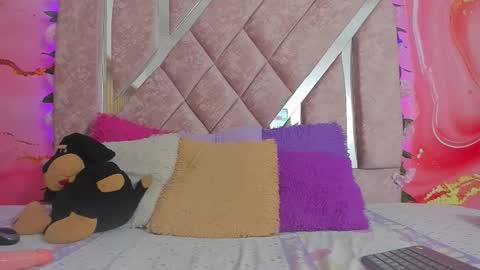 emily_velvet_ online show from February 16, 6:19 pm