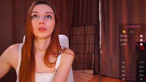 Snapshot of emily_w0w_ chatting on March 7, 7:41 am Lia online show from March 7, 7:41 am