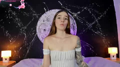 Snapshot of emilyevanss1_ chatting on October 2, 5:01 am Emily online show from October 2, 5:01 am