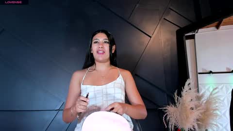Snapshot of emilyh_ chatting on January 29, 10:27 am Emily online show from January 29, 10:27 am