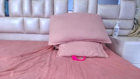 Snapshot of emma_curvy1 chatting on October 11, 3:44 am Emma online show from October 11, 3:44 am