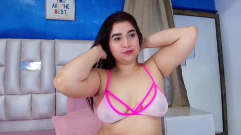 Snapshot of emma_curvy1 chatting on October 2, 3:33 am Emma online show from October 2, 3:33 am