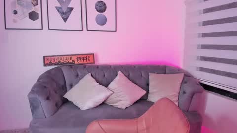 Snapshot of emma_fox6 chatting on October 31, 1:48 pm emma_fox6 online show from October 31, 1:48 pm