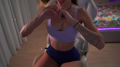 Snapshot of emma_land chatting on February 20, 10:05 am    online show from February 20, 10:05 am