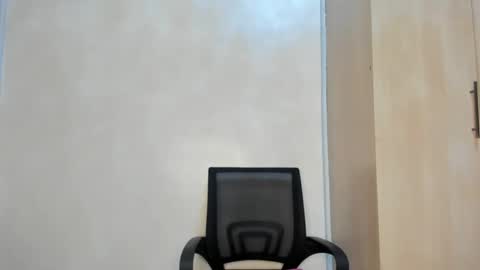 Snapshot of emma_remi chatting on February 2, 4:54 pm emma_remi online show from February 2, 4:54 pm